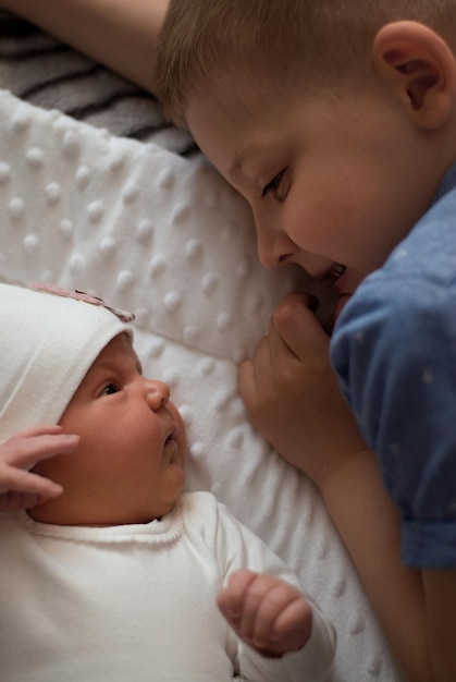 as crianças estão em casa. um menino e uma menina. irmão e irmã na cama.