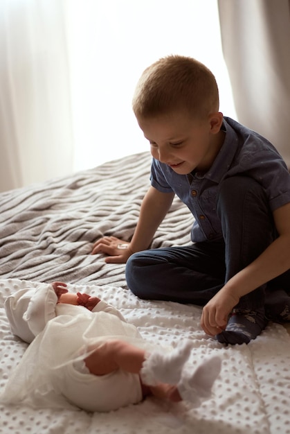 Foto as crianças estão em casa. um menino e uma menina. irmão e irmã na cama.