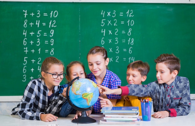 As crianças fazem matemática na escola primária.