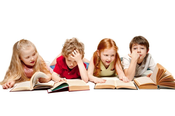 Foto as crianças menino e meninas deitado com livros no estúdio, sorrindo, rindo, isolado no branco. dia do livro, educação, escola, criança, conhecimento, infância, amizade, estudo e conceito de crianças