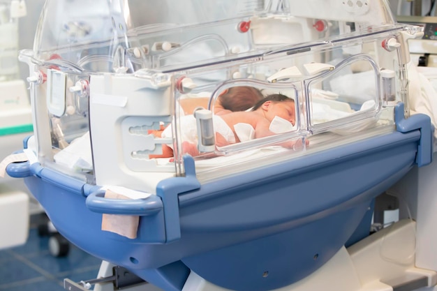 Foto as crianças recém-nascidas estão nas caixas no hospital.