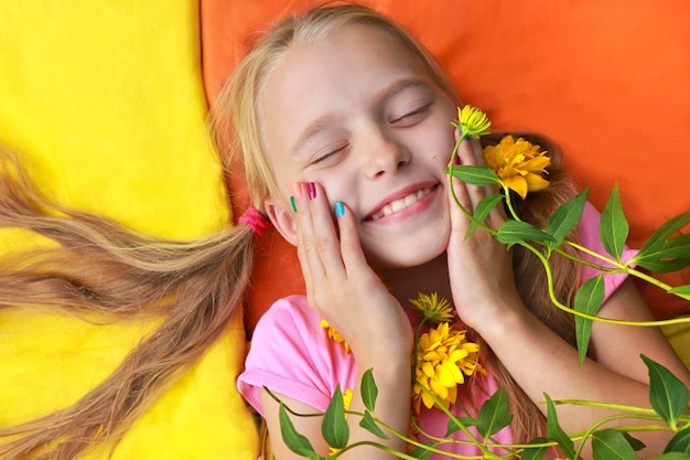 As crianças são manicure multicolorido em uma criança com flores