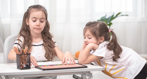 As crianças sentam-se à mesa e fazem o dever de casa. Conceito de educação em casa.