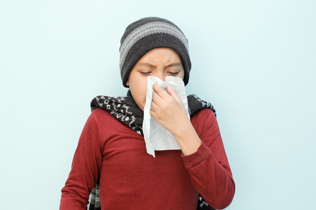 As crianças sofrem de dor de cabeça de febre de gripe e tosse foto isolada em fundo branco