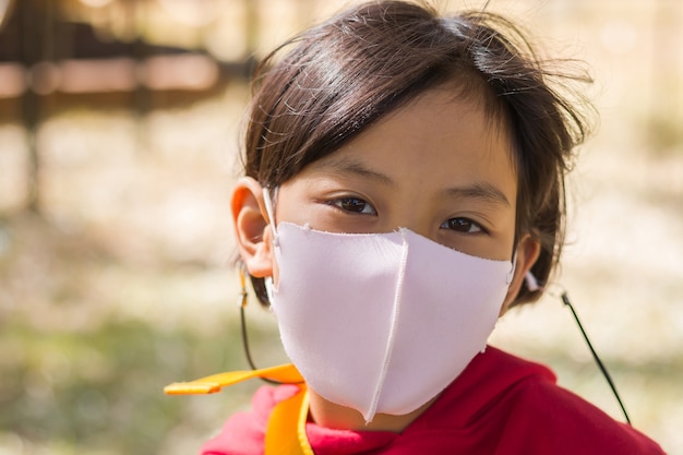 As crianças usam máscaras para prevenir doenças transmissíveis.