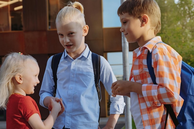 As crianças vão para a escola Início do ano letivo