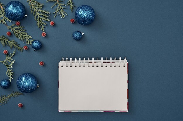 As decorações de Natal em fundo azul com vários objetos para escrever