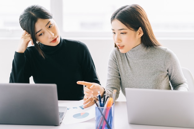 As duas empresárias estão discutindo o trabalho