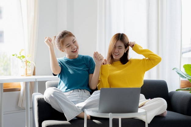 As duas mulheres estavam na sala ficaram encantadas depois de ver as informações em seus laptops passaram as férias assistindo filmes e ouvindo música juntas