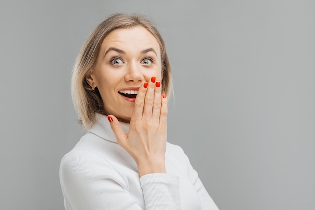 As emoções positivas surpreendem o retrato de uma mulher