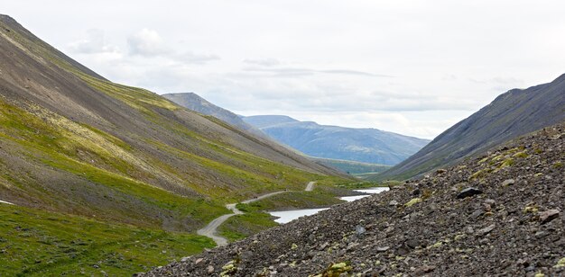 As encostas da montanha de Khibiny, Península de Kola, Rússia