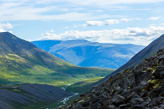 As encostas da montanha de khibiny, península de kola, rússia