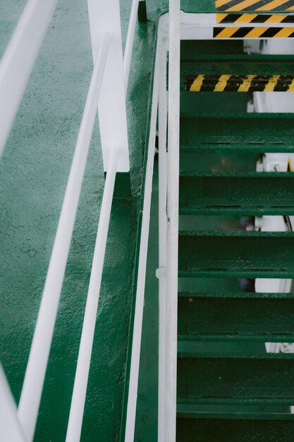 As escadas verdes dentro do ferry