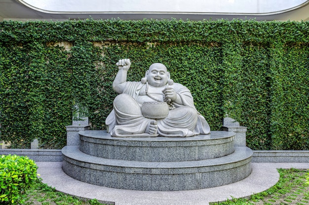 as estátuas de Buda rindo de mármore no templo na ilha de Batam