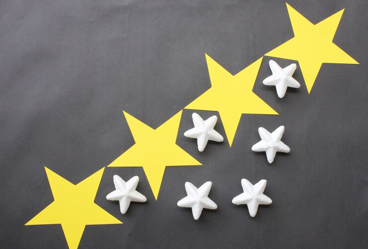 Foto as estrelas amarelas e brancas são colocadas em um fundo preto para ideias do negócio.