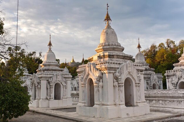 As estupas com tábuas de pedra de mármore - as páginas do maior livro do mundo Mandalay Mianmar