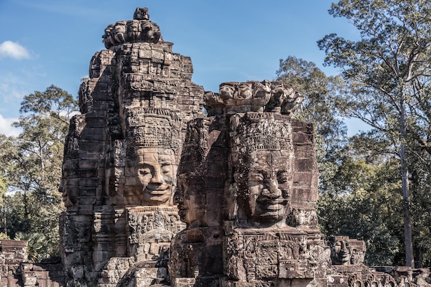 As faces sagradas dos antigos reis do Camboja no templo Bayon do complexo de Angkor Siem Reap Camboja