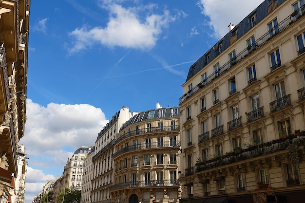 As fachadas de casas francesas tradicionais com varandas e janelas típicas Paris