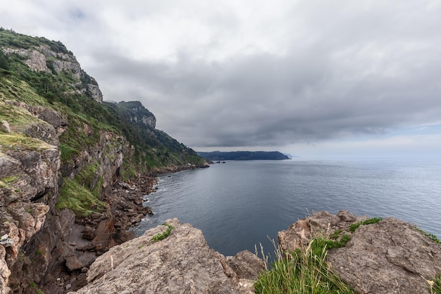 As falésias do Cabo de Santa Catalina estreitam a faixa costeira de águas calmas do Golfo da Biscaia Lequeitio