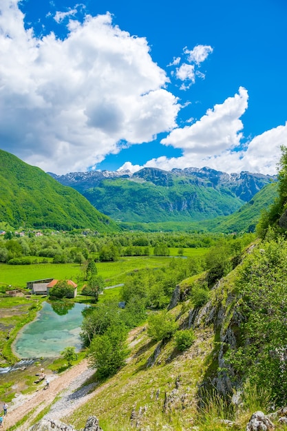 As famosas fontes Ali-Pasha estão localizadas perto das montanhas Prokletije.