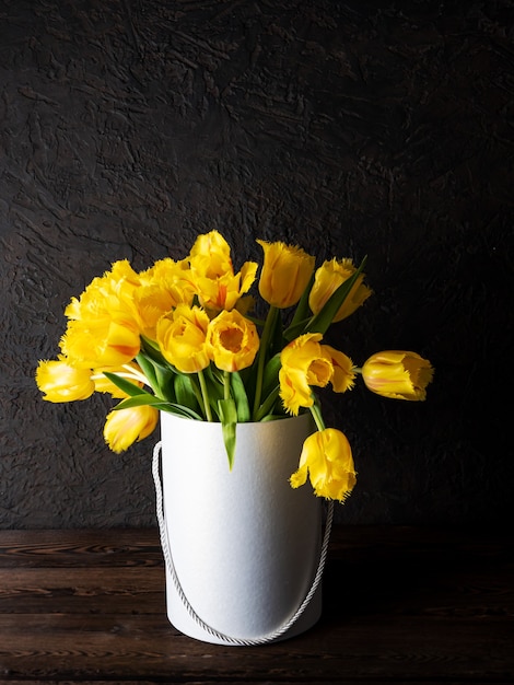 As flores amarelas são tulipas em uma caixa. Tendência do ano.