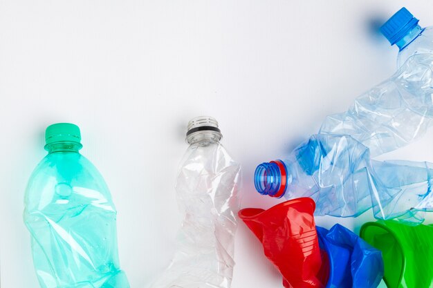 As garrafas de plástico vazias e coloridas são resíduos recicláveis