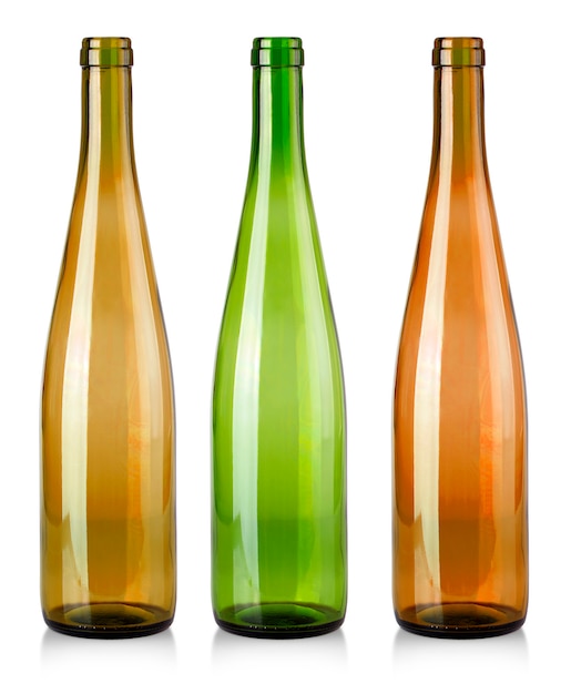 Foto as garrafas vazias coloridas para vinho isoladas no fundo branco