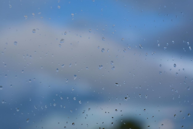 As gotas de água no vidro são gotas de chuva.