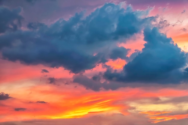 As grandes nuvens brancas flutuam no céu o vento soprando deixe as nuvens moverem o sol brilha atmosfera do céu linda cor pôr do sol