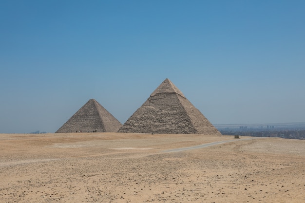 As Grandes Pirâmides de Gizé perto das ruínas de um templo em Gizé, Egito