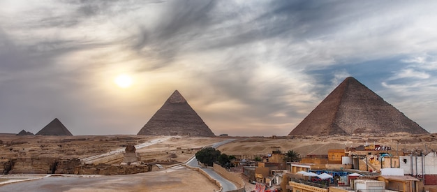 As Grandes Pirâmides de Gizé, vista panorâmica da cidade.