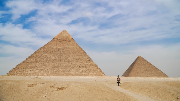 As grandes pirâmides no vale de Gizé e esfinge, Cairo, Egito