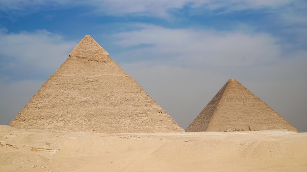 As grandes pirâmides no vale de Gizé e esfinge, Cairo, Egito