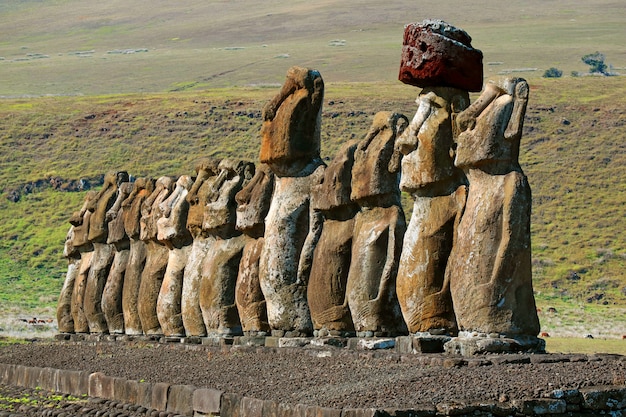 As icônicas quinze estátuas Moai da plataforma cerimonial Ahu Tongariki, Ilha de Páscoa, Chile