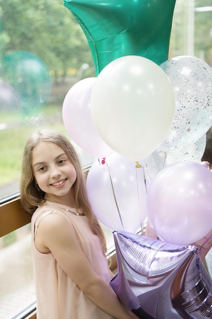 As ideias celebram o aniversário dos adolescentes. Seu dia especial. Festa de aniversário. Felicidade e alegria. Serviço de decoração de balões de arte. Menina com balões comemora aniversário. É minha festa. Festa de aniversário.