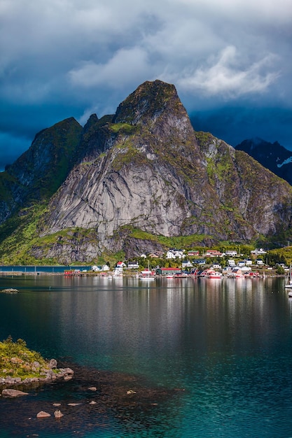 As ilhas Lofoten são um arquipélago no condado de Nordland, na Noruega. É conhecido por um cenário distinto com montanhas e picos dramáticos, mar aberto e baías protegidas, praias e terras intocadas.