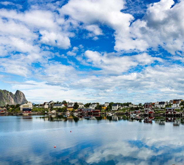 As ilhas Lofoten são um arquipélago no condado de Nordland, na Noruega. É conhecido por um cenário distinto com montanhas e picos dramáticos, mar aberto e baías protegidas, praias e terras intocadas.