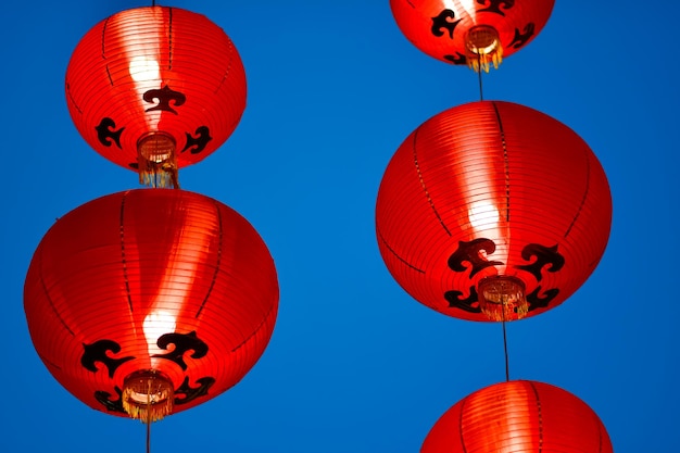 As lanternas vermelhas de estilo chinês estão penduradas e as luzes estão acesas.