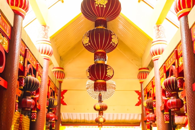 As lanternas vermelhas estão penduradas no teto do templo.