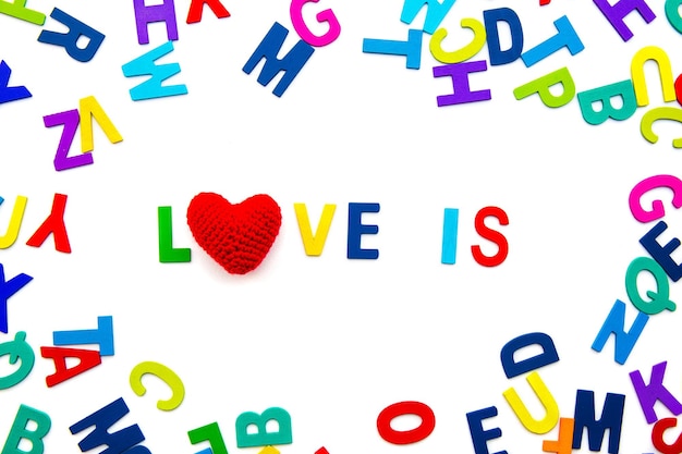 As letras do alfabeto de madeira amam o dia dos namorados em fundo branco, letras coloridas, brinquedos, fonte em inglês, quebra-cabeças, cartão de saudação, espaço para cópia para adicionar mensagem de texto