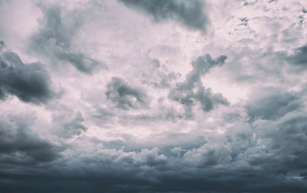 As lindas nuvens escuras e chuvosas no céu