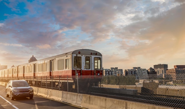 Foto as linhas de metrô de boston cruzam a ponte longfellow sobre o cênico rio charles