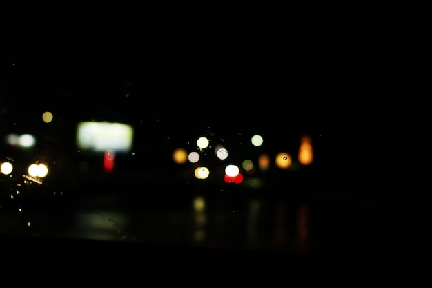 As luzes da estrada noturna desfocaram o fundo ou a textura