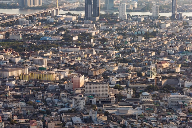 As luzes da noite e da noite de bangkok quando vistas de um canto