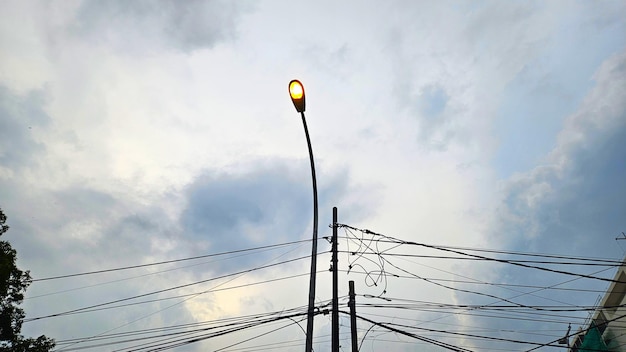 Foto as luzes das ruas se acendem automaticamente à tarde para iluminar