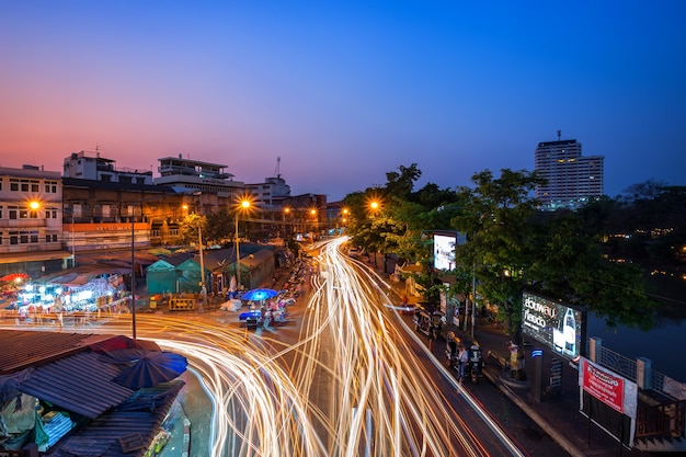 As luzes na estrada em alimentos e mercado local de frutas para o mercado chinês de Warorot