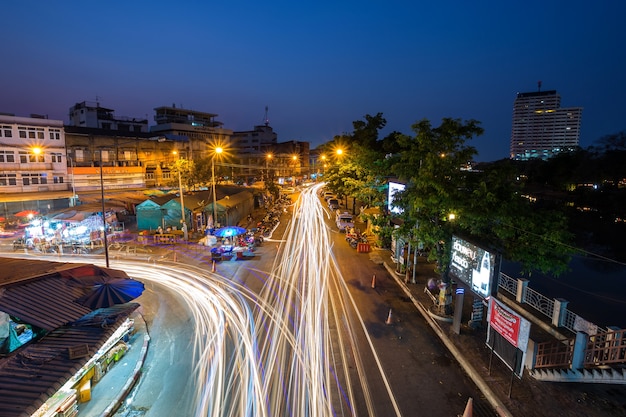 As luzes na estrada em alimentos e mercado local de frutas para o mercado chinês de Warorot