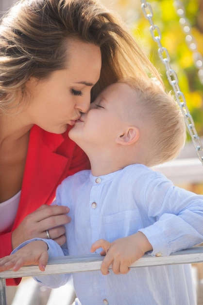 As mães amam o retrato aproximado da mãe e da criança beijando a mãe abraçando e abraçando o filho mães d