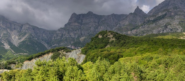 As majestosas montanhas em uma região de dia nublado Tzoumerka Epirus Grécia