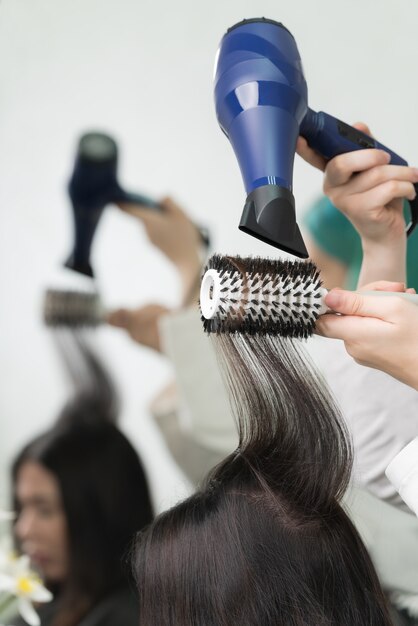 Mãos De Cabeleireiro Secador De Cabeleireiro, De Penteado, Com Secador De  Cabelo Vermelho E Pente Azul No Salão De Beleza Profissi Foto de Stock -  Imagem de seco, forma: 211947178